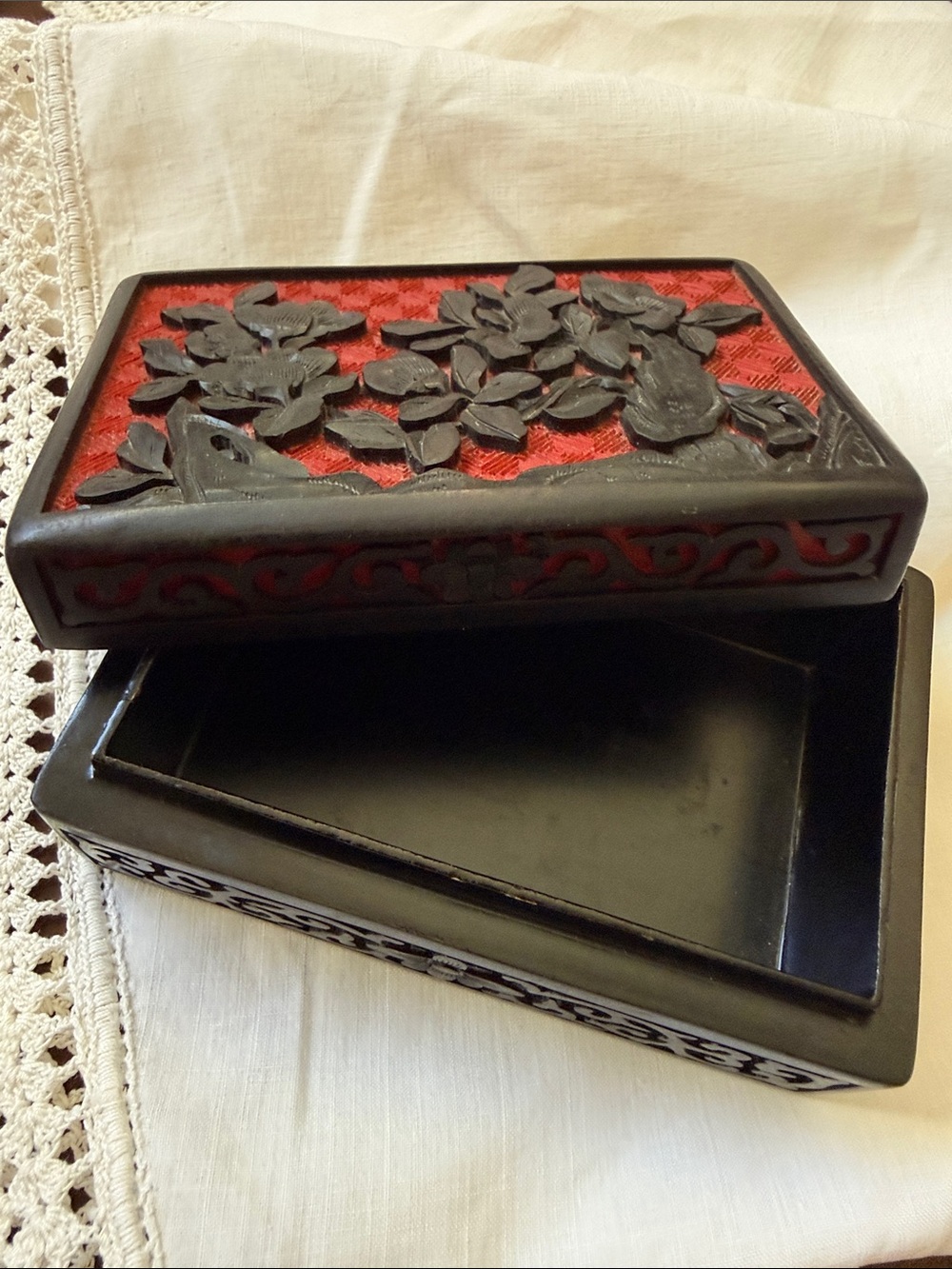 Antique Vintage Chinese Cinnabar red & black hand carver lacquer trinket box - Picture 3 of 11
